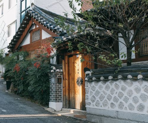 Free Charming Hanok-style home with intricate woodwork and traditional Korean architecture in Seoul. Stock Photo