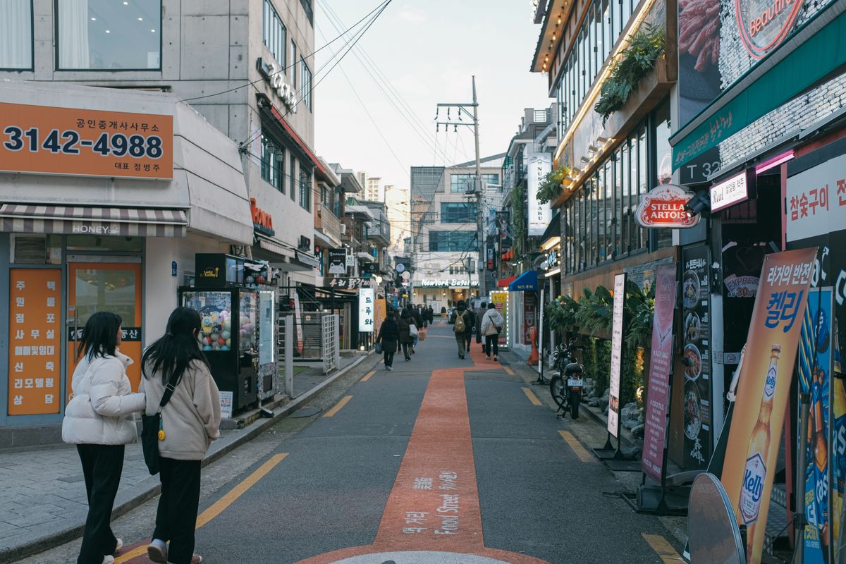Straße in Seoul mit Geschäften und Menschen im Alltag