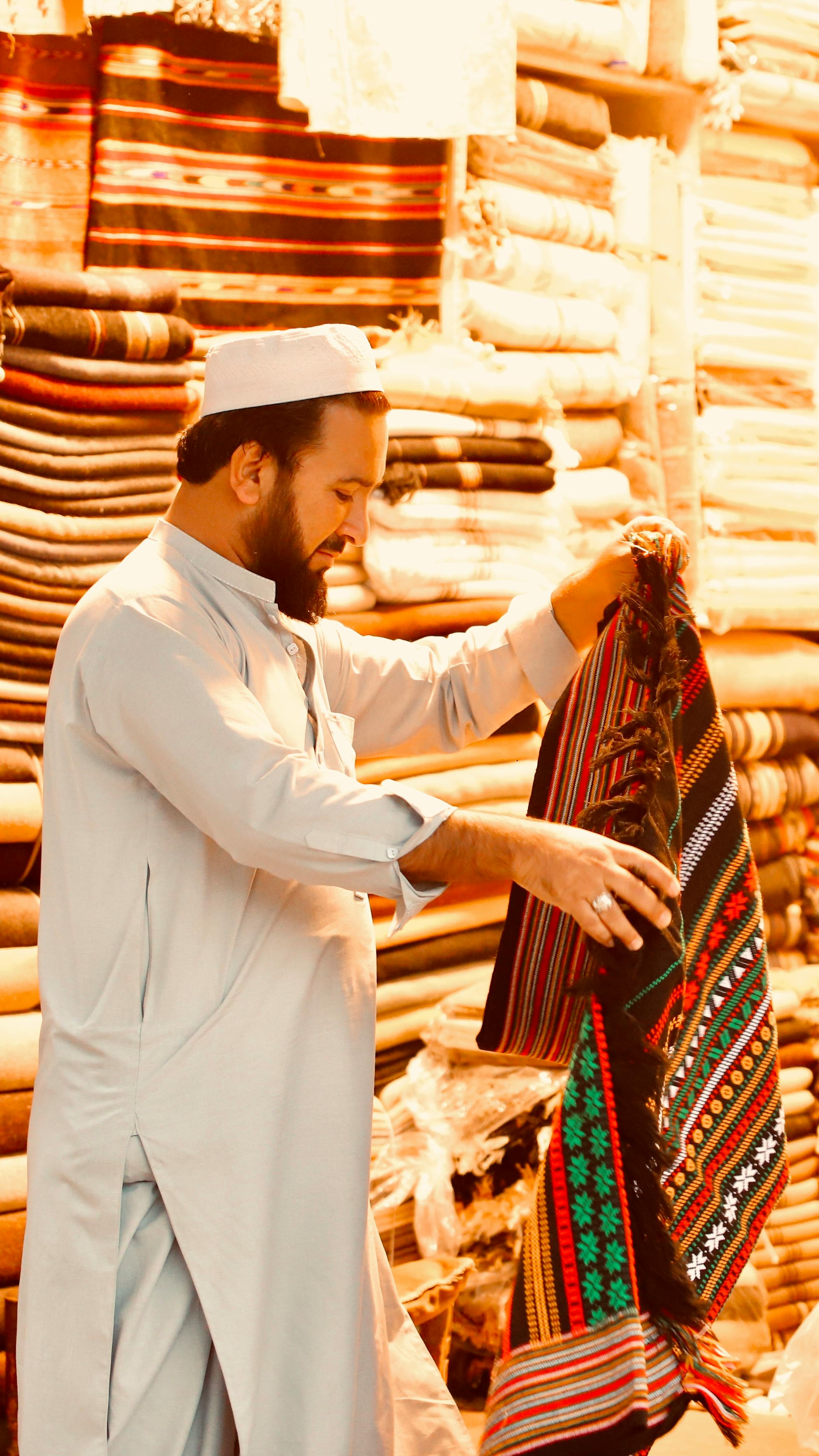 Gratuit Un Homme Tenant Un Morceau De Tissu Photos