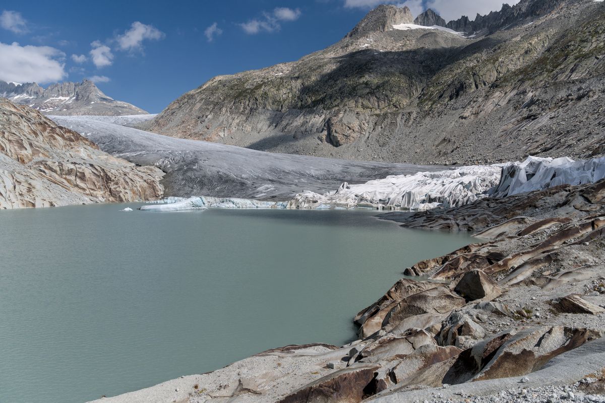 Lago glaciar al amanecer