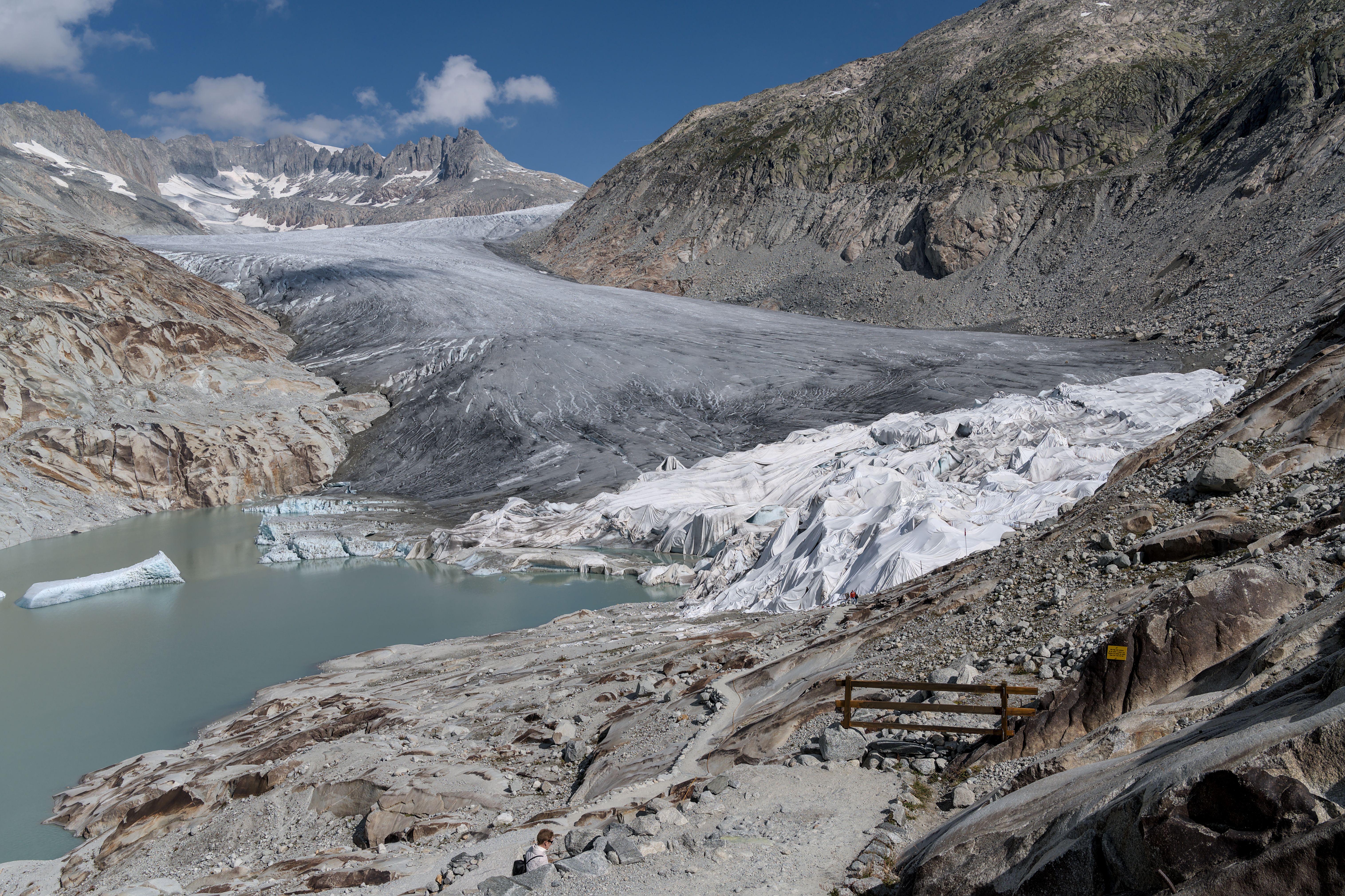 Adembenemend landschap van de Rhone-gletsjer en de omliggende bergen in de Zwitserse Alpen.