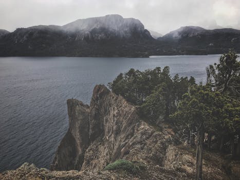 郁郁葱葱的绿色植物环绕着令人叹为观止的岩石悬崖和平静的湖泊