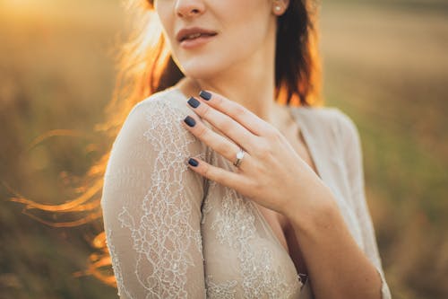 Vrouw Met Grijze Kanten Top Met Ronde Hals En Lange Mouwen Die Buiten Tijdens Zonsondergang Staat