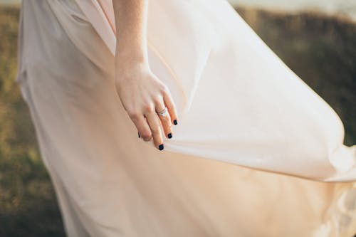 Wanita Mengenakan Gaun Putih Dengan Manikur Hitam