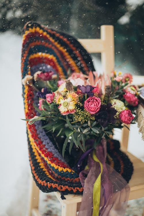 さまざまな色の花のセレクティブフォーカス写真