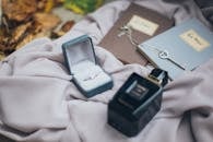 浪漫的布置以戒指、复古钥匙和香水为特色，柔软的面料与秋叶相映衬