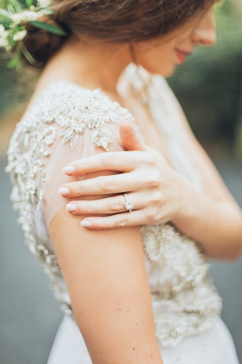 Photographie De Mise Au Point Sélective De La Mariée Tenant L'épaule Droite