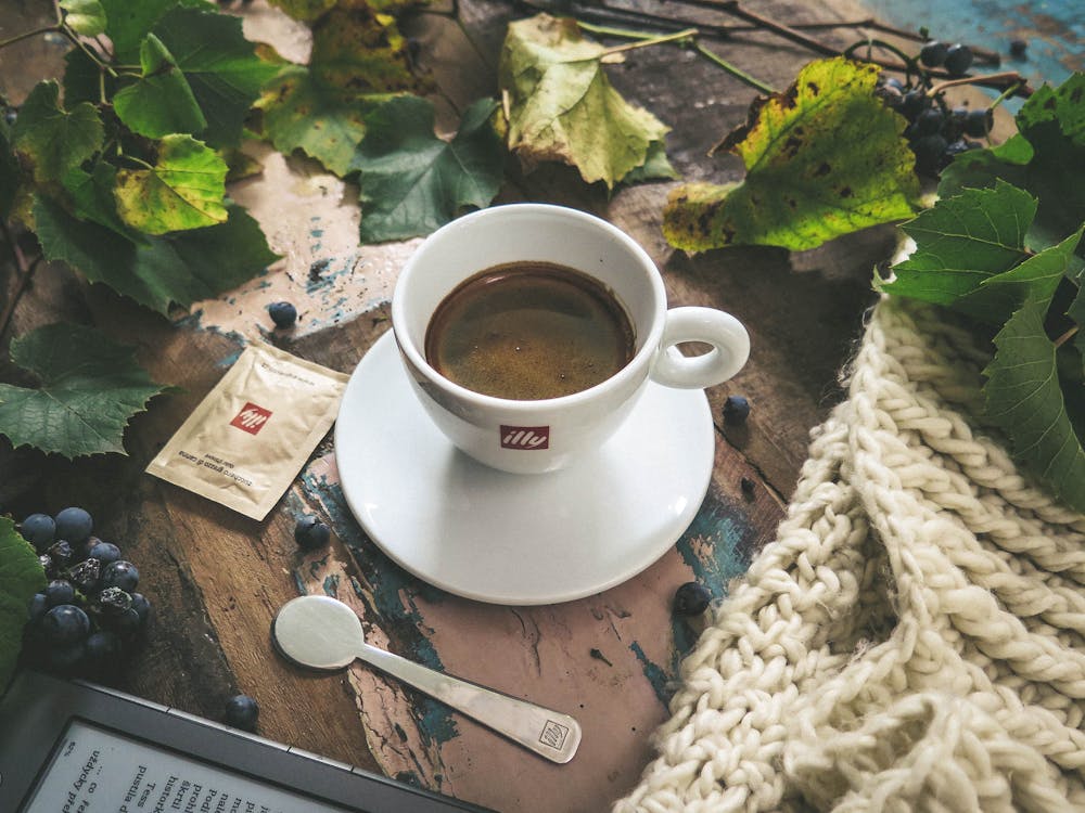 Ücretsiz Kahve İçerisinde Beyaz Seramik çay Fincanı Stok Fotoğraflar