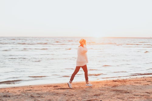 海岸を歩いている人の写真
