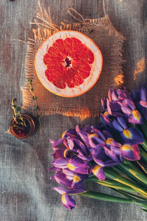 Foto De Vista Superior De Naranja En Rodajas Cerca De Flores