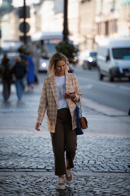 Karierter Blazer einfach übers Shirt geworfen, blaue Tasche für den Farbtupfer 🤎
#stilinspiration #outfitdestages #tan #blazer #bag