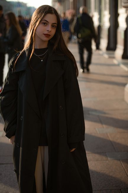 Hoy me pierdo dentro de esta gabardina negra oversize, muy cómoda, y no quiero que me rescaten 🖤
#ootd #estilominimal #black #trenchcoat