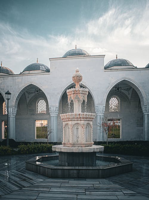 View of a Fountain in front of a Building in the Gaziantep Galle Park