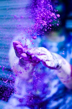 霍利节庆祝活动中，双手投掷紫色粉末的特写镜头