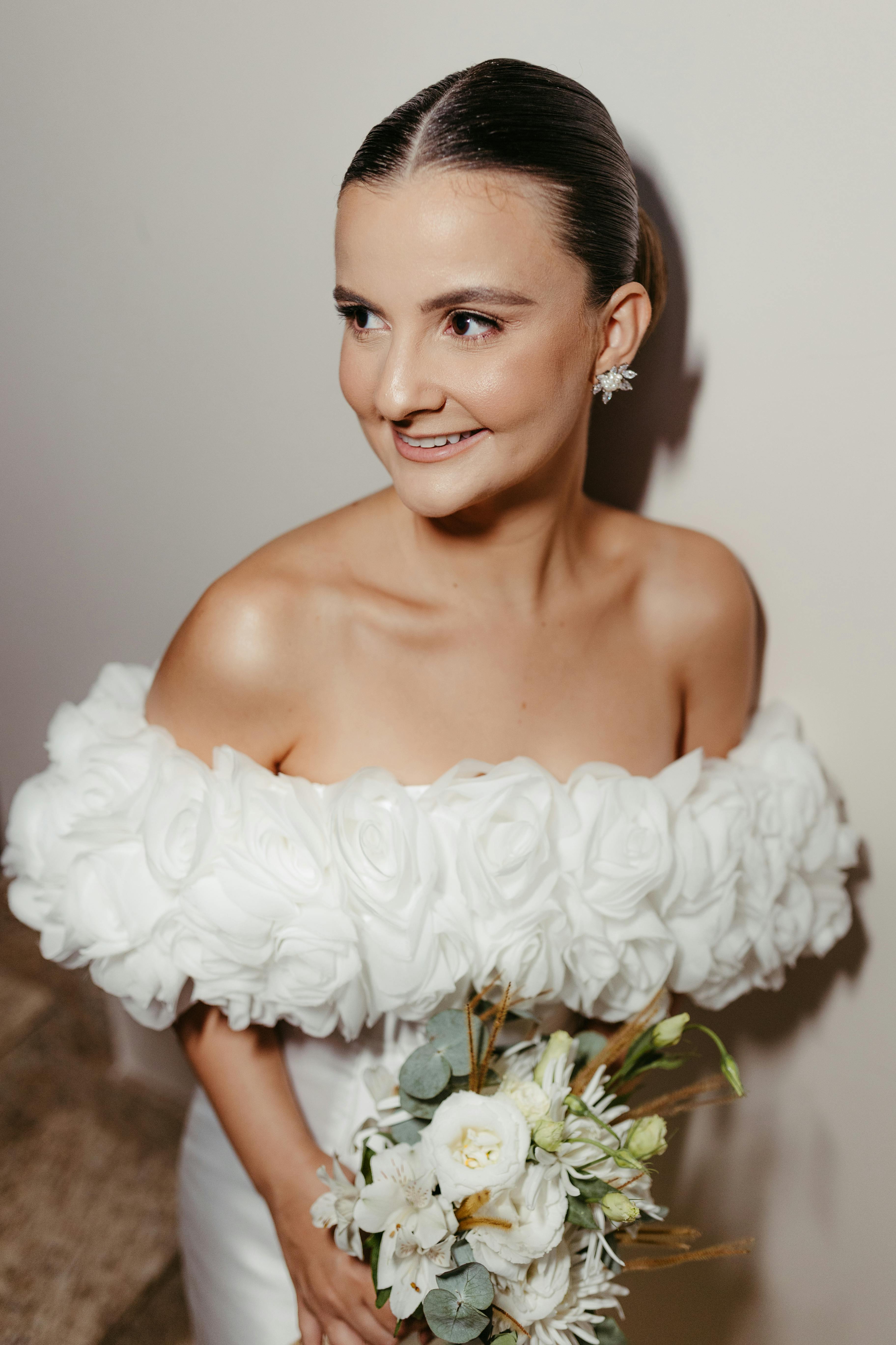 Gelin saç modeli, klasik topuz ve tül peçe kombinasyonu, straplez gelinlik için ideal saç tasarımı, profesyonel makyaj ve styling fotoğrafı