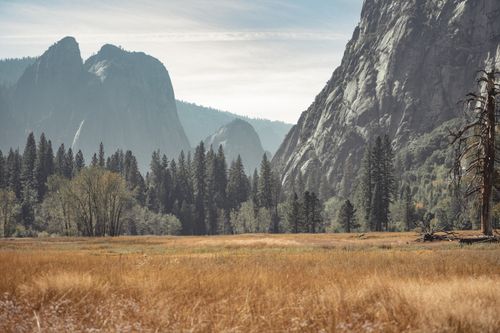 Free Capture the beauty of Yosemite Valley with towering peaks and lush forests. Stock Photo