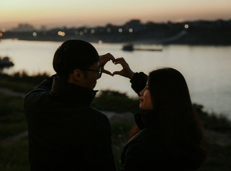 Online dating: starting a conversation on a niche platform