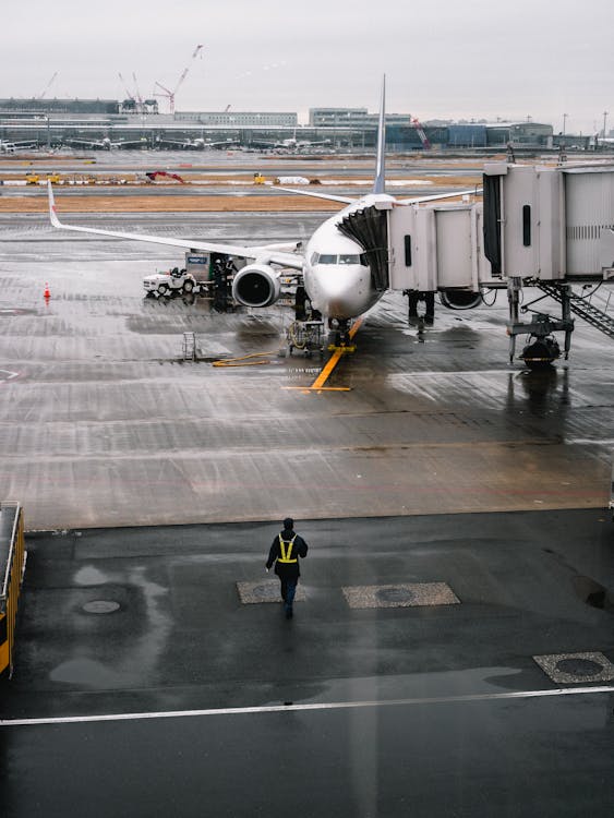 Personne Qui Marche Vers Un Avion Sur L'aéroport