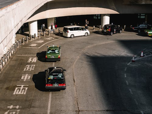 Foto Von Fahrzeugen In Der Nähe Des Gebäudes