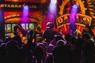 在热闹多彩的俱乐部氛围中，现场乐队倾情演出，欢呼的人群尽情享受音乐