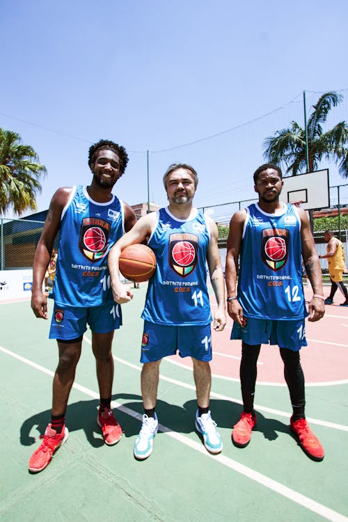 Kostnadsfri bild av basketboll, blå uniform, boll