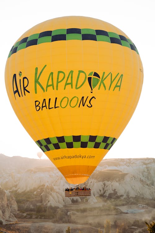 Foto profissional grátis de aeronave, balão, balão amarelo