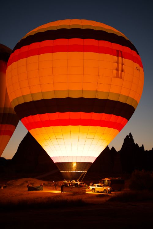 Free Illuminated hot air balloon ready for flight at dawn in Nevşehir, Türkiye. Stock Photo