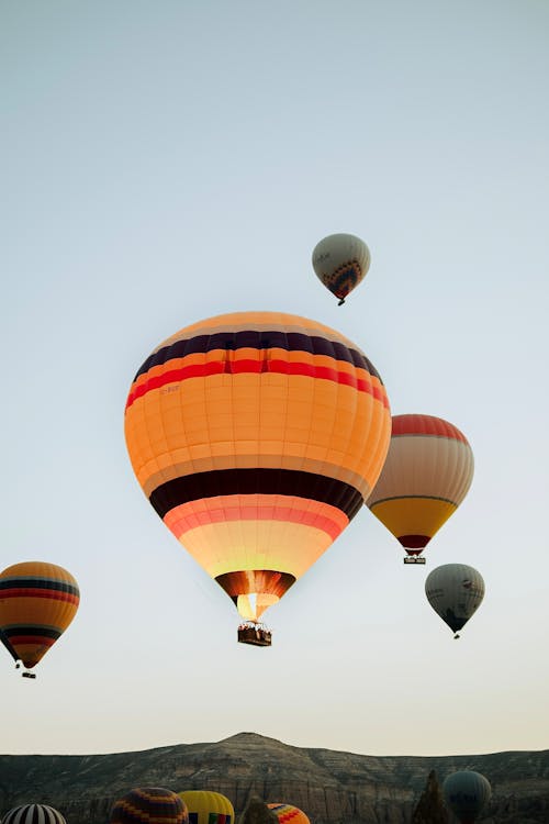 Darmowe zdjęcie z galerii z balony na gorące powietrze, latanie, pionowy strzał