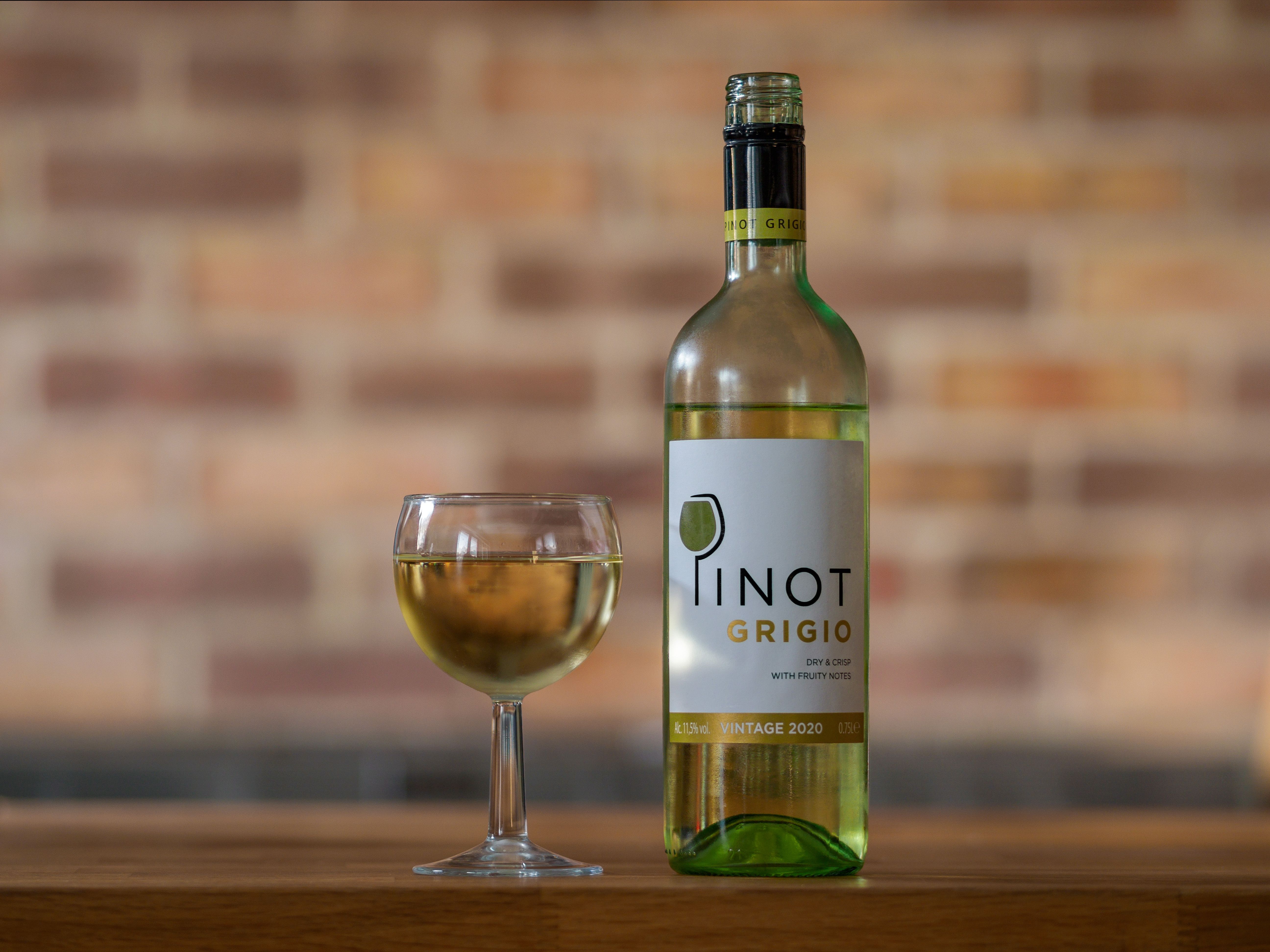 pinot grigio glass beach dinner white wine