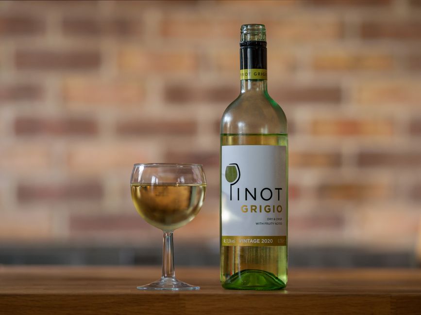pinot grigio glass beach dinner white wine