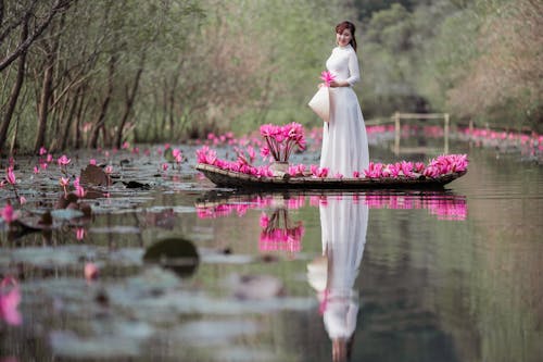 Gratis stockfoto met Aziatische vrouw, bloemen, boot