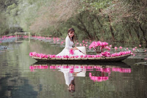 Gratis stockfoto met Aziatische vrouw, boot, bruin haar