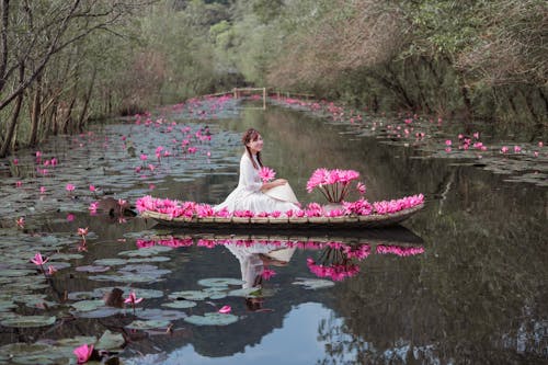 Gratis stockfoto met Aziatische vrouw, boot, compleet tot rust