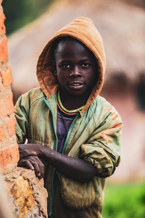 Foto d'estoc gratuïta de encaputxats, enfocament selectiu, foto vertical