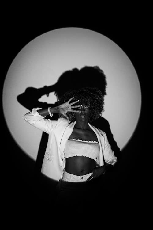 Gratis lagerfoto af afroamerikansk kvinde, lodret skud, mørk