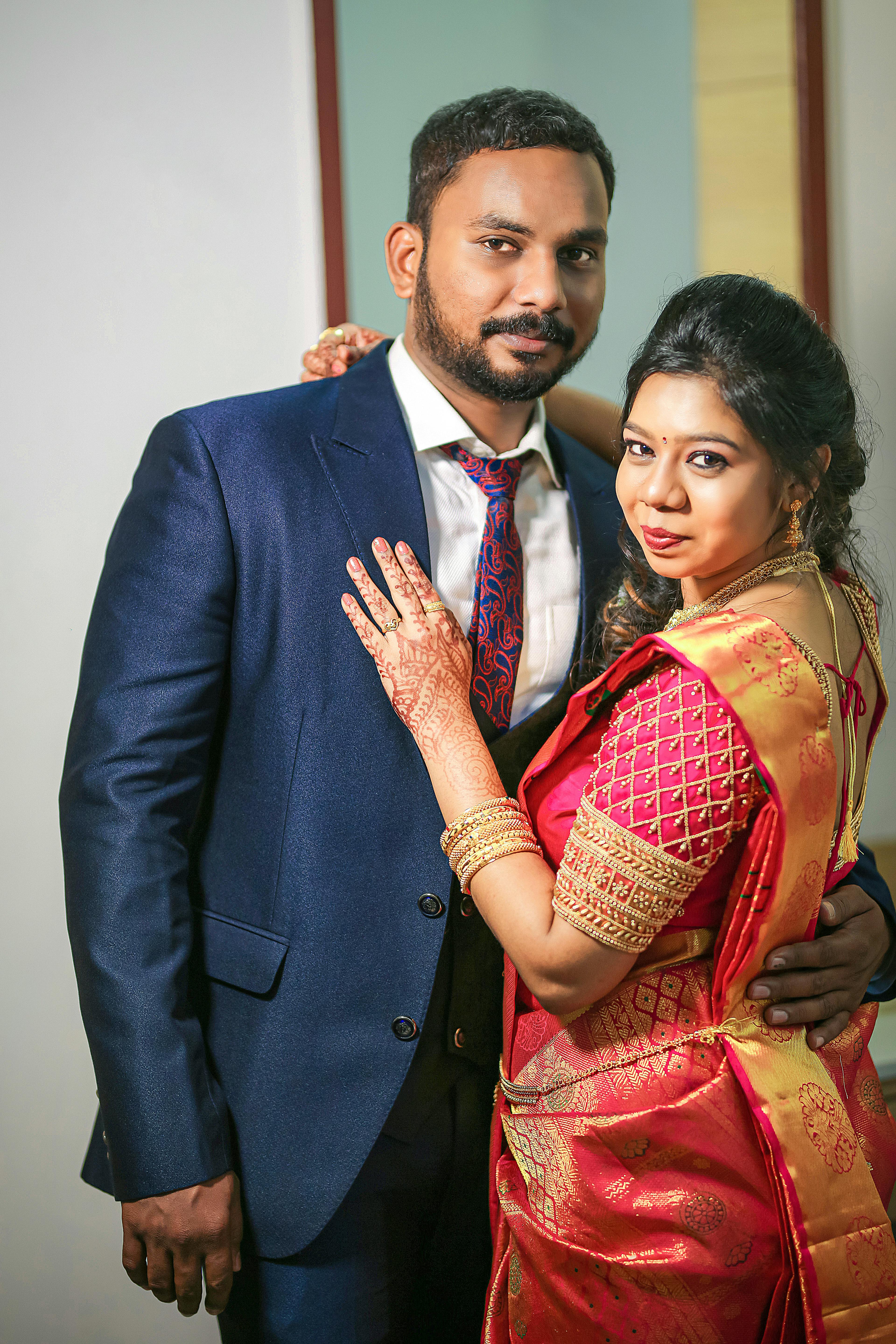 Tamil Hindu couple poses for a photo after just being married at the...  News Photo - Getty Images