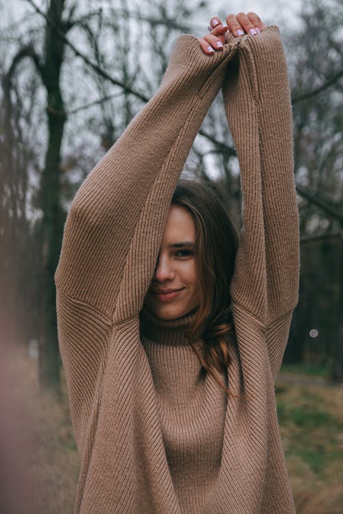 Fotos de stock gratuitas de brazos levantados, fotografía de moda, jersei