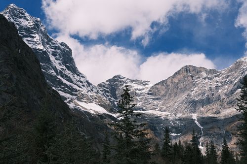 Free Breathtaking view of a snowy mountain range under a clear blue sky, perfect for nature lovers. Stock Photo