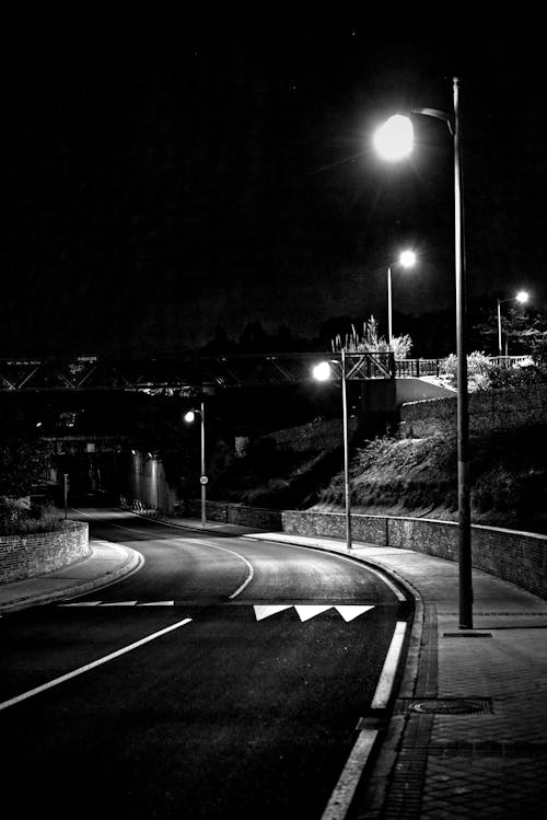Foto d'estoc gratuïta de asfalt, blanc i negre, carrer