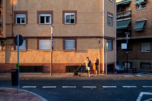 Foto profissional grátis de calçada, calçadas, carrinho de bebê