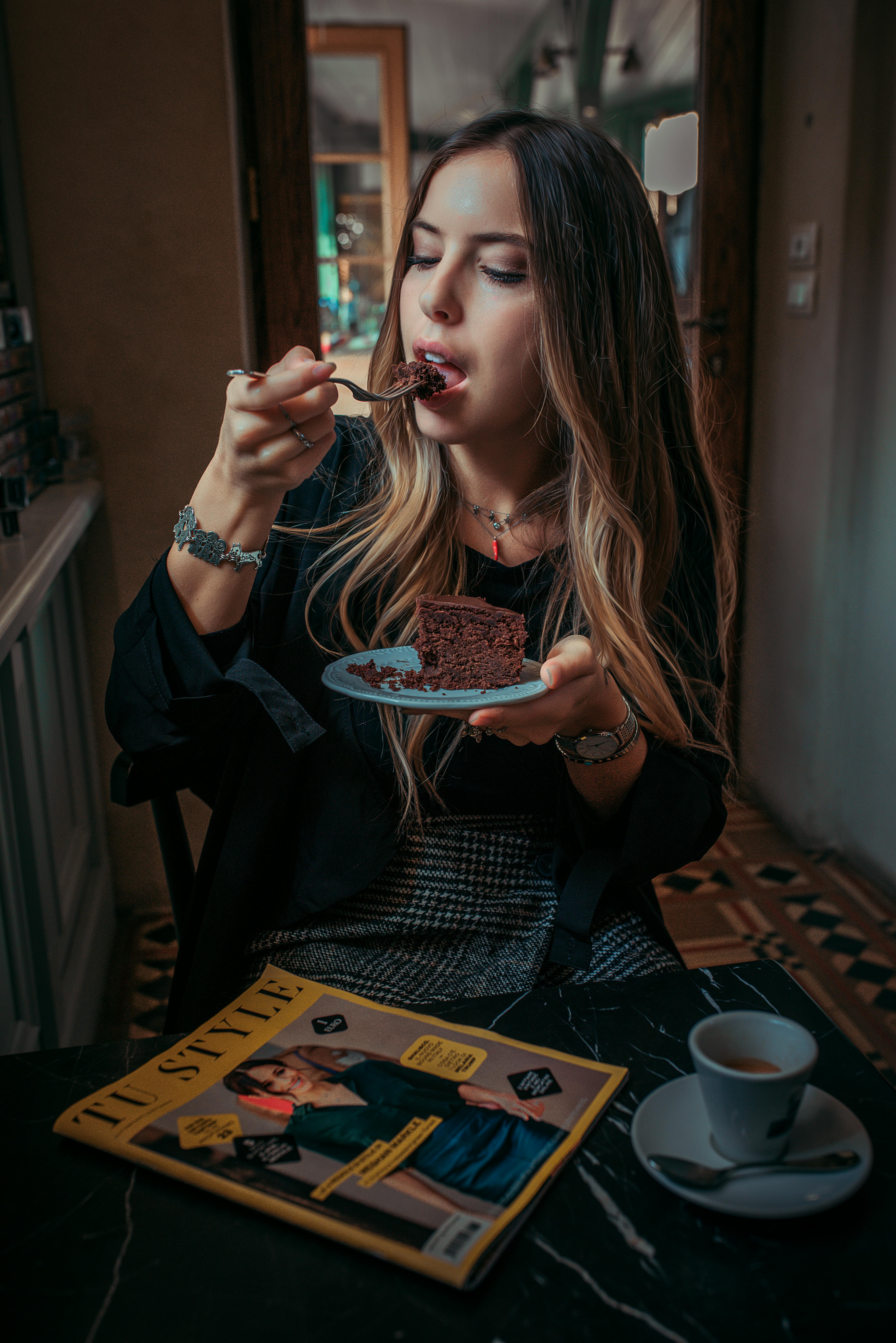 イタリア イタリア人の女の子 ケーキを食べるの無料の写真素材