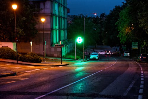 Fotobanka s bezplatnými fotkami na tému asfalt, autá, budovy