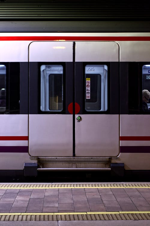 dikey atış, metro istasyonu, metro treni içeren Ücretsiz stok fotoğraf