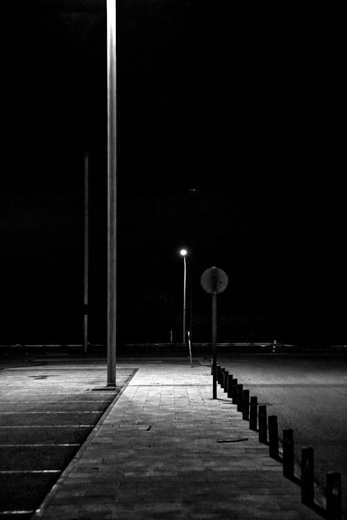 Immagine gratuita di asfalto, bianco e nero, illuminato