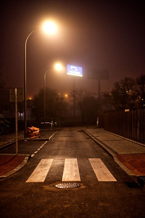 Kostenloses Stock Foto zu asphalt, beleuchtet, dunkel