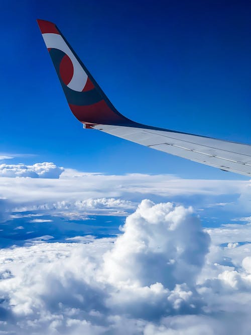 Darmowe zdjęcie z galerii z białe chmury, błękitne niebo, latanie