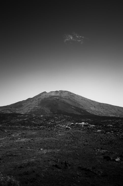 Imagine de stoc gratuită din alb-negru, fotografiere verticală, munte