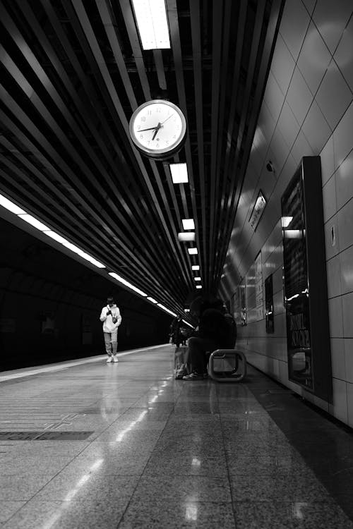 Foto d'estoc gratuïta de andana, blanc i negre, estació de metro