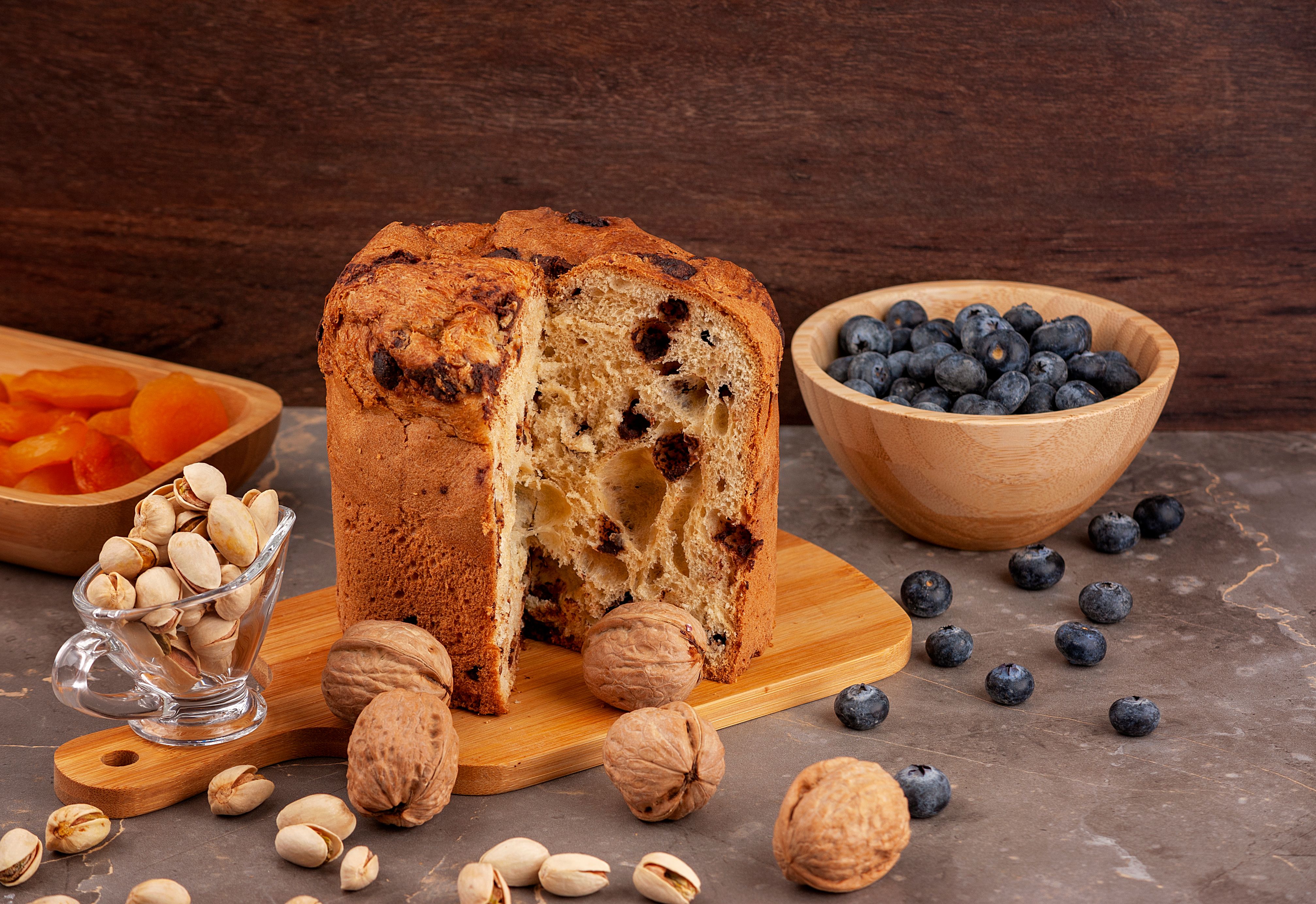 Welches Süßgebäck aus der Lombardei wird traditionell zu Weihnachten gegessen und enthält kandierte Früchte sowie Rosinen?