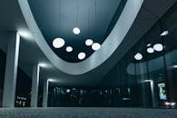 现代建筑内部，从低角度看去，可见照明的天花板灯和玻璃墙